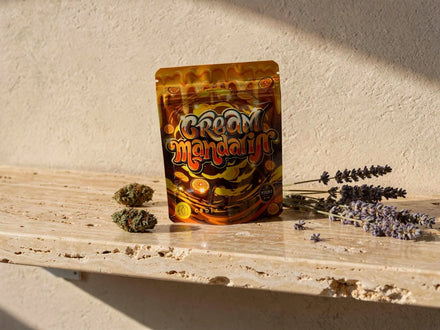 Cali Sorte Cream Mandarin als Pack auf Travertin im Abendlicht, Cali Sorten
